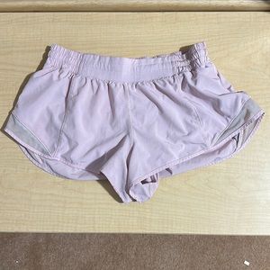 LULULEMON Hotty Hot Low-Rise Lined Short 2.5 (light pink)